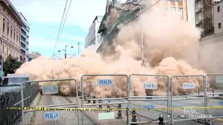 مكون من 5 طوابق  ..انهيار مبنى مهجور بشكل  كلي في بي أوغلو بإسطنبول مكون من 5 طوابق  ..انهيار مبنى مهجور بشكل  كلي في بي أوغلو بإسطنبول