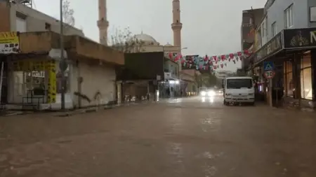 هطول أمطار غزيرة في شانلي اورفا والمياه تغمر الطرقات والمنازل هطول أمطار غزيرة في شانلي اورفا والمياه تغمر الطرقات والمنازل