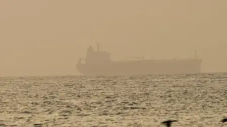 إيران تضبط سفينة تحمل "وقوداً مهرباً" في الخليج العربي إيران تضبط سفينة تحمل "وقوداً مهرباً" في الخليج العربي