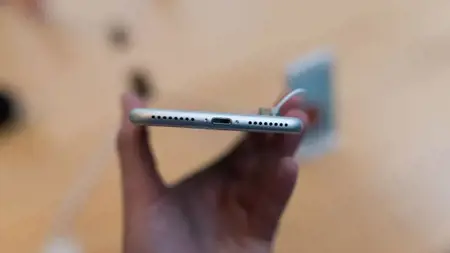 بيع  آيفون من الجيل الأول مقابل 63 ألف دولار في مزاد بيع  آيفون من الجيل الأول مقابل 63 ألف دولار في مزاد