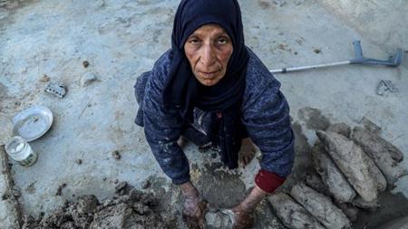 معاناة بأقسى صورها   ..مسنة سورية تعتني بأحفادها اليتامى الستة بصنع التندوري 