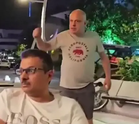 تركي يهدد رجلي أعمال سعوديين سائحين بسكين في اسطنبول تركي يهدد رجلي أعمال سعوديين سائحين بسكين في اسطنبول