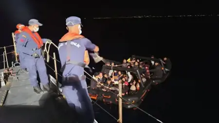 القبض على 40 مهاجرًا غير شرعي قبالة ساحل أيفاليك بولاية باليكسير التركية  القبض على 40 مهاجرًا غير شرعي قبالة ساحل أيفاليك بولاية باليكسير التركية