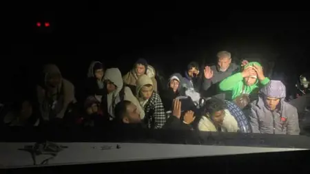 خفر السواحل التركي ينقذ 23 مهاجرًا غير نظامي قبالة سواحل موغلا خفر السواحل التركي ينقذ 23 مهاجرًا غير نظامي قبالة سواحل موغلا