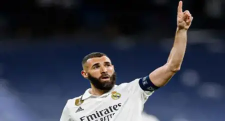 بنزيما يسأل رونالدو عن طبيعة المعيشة في السعودية بنزيما يسأل رونالدو عن طبيعة المعيشة في السعودية