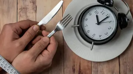 الصيام المتقطّع.. هل فوائده حقيقية أم مبالَغ فيها؟ العلم يجيب