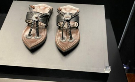 عرض نسخة من حذاء "النبي محمد " في معرض بالسعودية 