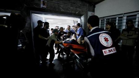 طاقم مستشفى الشفاء المحاصرة في غزة يحفر مقبرة جماعية لدفن 100 شهيد 