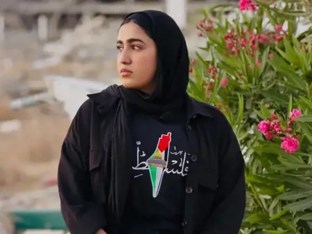صانعة محتوى في غزة تعيد بناء استوديوها