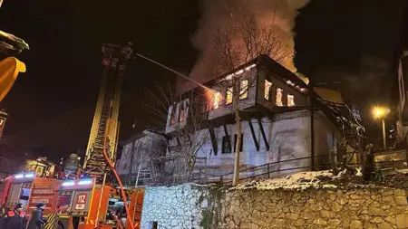 قصر عمره 150 عامًا يتحول إلى رماد في حريق بولاية كارابوك قصر عمره 150 عامًا يتحول إلى رماد في حريق بولاية كارابوك