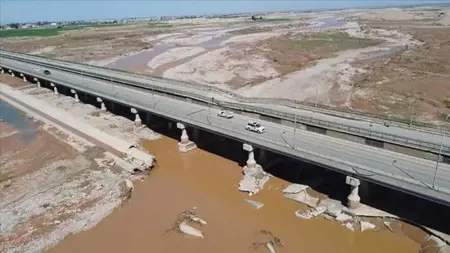 انهيار جزئي لأطول جسر في العراق جراء الأمطار الغزيرة انهيار جزئي لأطول جسر في العراق جراء الأمطار الغزيرة