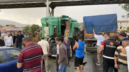 مصرع شخصين وإصابة 12 آخرين جراء حادث مروع في أفيون قرة حصار التركية مصرع شخصين وإصابة 12 آخرين جراء حادث مروع في أفيون قرة حصار التركية