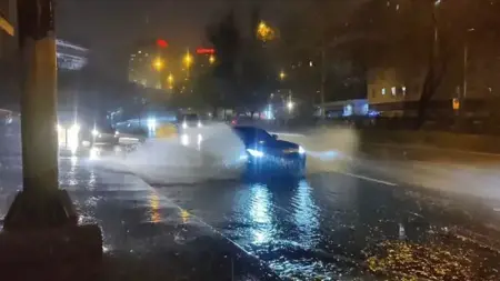 أمطار غزيرة تغمر شوارع إسطنبول أمطار غزيرة تغمر شوارع إسطنبول