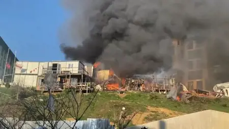 عاجل|اندلاع حريق في الحاويات التي يقيم بها العمال بإسطنبول