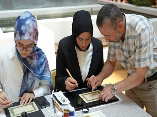 معلم تركي ينقل فن الخط العربي إلى طلابه في كايسري