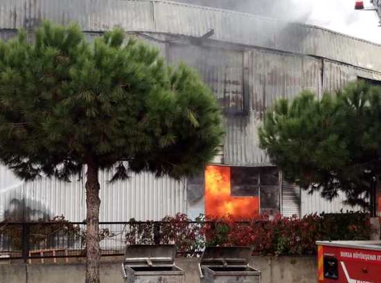 اندلاع حريق في مصنع ببورصة لسبب غير معروف