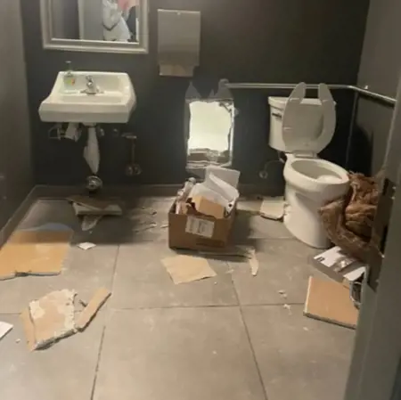 بطريقة احترافية ..لصوص يسرقون متجر "آبل" في ولاية واشنطن بطريقة احترافية ..لصوص يسرقون متجر "آبل" في ولاية واشنطن