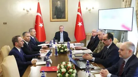 أردوغان يجتمع بكبار الوزراء والمسؤولين في تركيا بعد استشهاد 5 جنود أتراك في شمال العراق أردوغان يجتمع بكبار الوزراء والمسؤولين في تركيا بعد استشهاد 5 جنود أتراك في شمال العراق