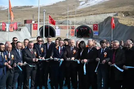 تركيا.. افتتاح نفق "غوزال ديري" بين ولايتي وان وهكاري تركيا.. افتتاح نفق "غوزال ديري" بين ولايتي وان وهكاري