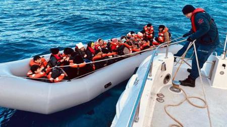 القبض على 53 مهاجرًا غير نظامي بينهم 18 طفلا قبالة سواحل إزمير التركية