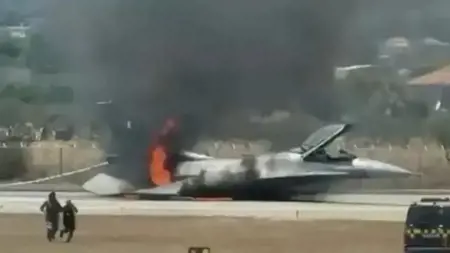 طائرة F-16 يونانية تشتعل في الجو.. والطيار ينفذ هبوطاً اضطرارياً