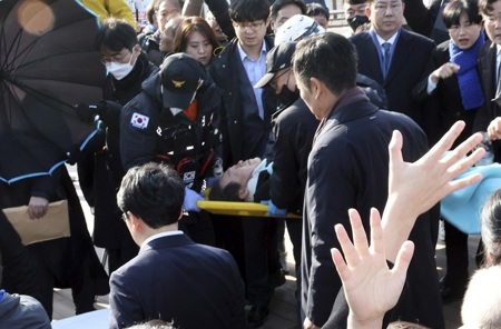 بالفيديو: لحظة طعن زعيم المعارضة في كوريا الجنوبية 