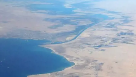 قناة السويس المصرية تشهد غرق قاطرة جراء اصطدامها بناقلة نفط عابرة قناة السويس المصرية تشهد غرق قاطرة جراء اصطدامها بناقلة نفط عابرة