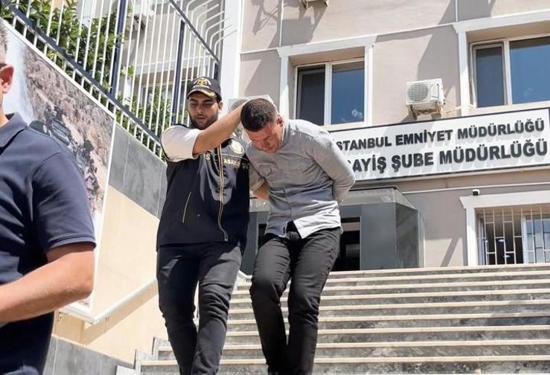 توقيف شخص سرق حقيبة تحوي 450 ألف ليرة من داخل مسجد في الفاتح بإسطنبول