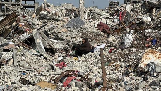 الدفاع المدنيّ في غزة ينتشل 13 شهيداً من أنقاض منزل دمّره الاحتلال