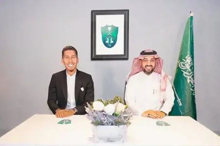 الأهلي السعودي يضم نجم ليفربول السابق فيرمينو إلى صفوفه