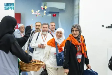 بالصور: وصول أولى رحلات "حجاج طريق مكة" من تركيا إلى المملكة بالصور: وصول أولى رحلات "حجاج طريق مكة" من تركيا إلى المملكة