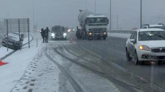 الثلج يتساقط بكثافة في اسطنبول والسائقون يواجهون لحظات عصيبة