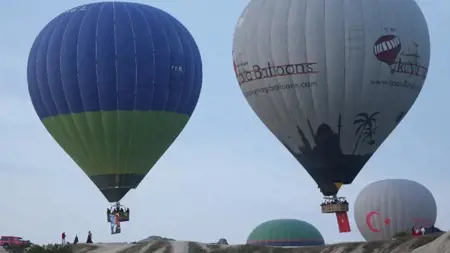 الأمطار تعيق جولات المنطاد في كابادوكيا الأمطار تعيق جولات المنطاد في كابادوكيا