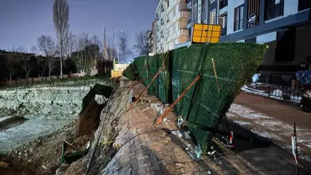 انهيار طريق أثناء أعمال بناء في إسطنبول انهيار طريق أثناء أعمال بناء في إسطنبول