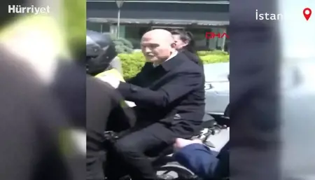 وزير الداخلية صويلو يستقل دراجة نارية أثناء خروجه من معرض تكنوفيست وزير الداخلية صويلو يستقل دراجة نارية أثناء خروجه من معرض تكنوفيست