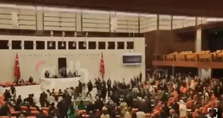 الدماء تسيل في البرلمان التركي عقب شجار بين أعضاء حزبي العدالة والتنمية والعمال التركي الدماء تسيل في البرلمان التركي عقب شجار بين أعضاء حزبي العدالة والتنمية والعمال التركي