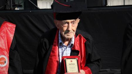 مؤثر: مسن تركي يعرب عن سعادته بعد تخرجه من الجامعة عن عمر يناهز 82 عاما
