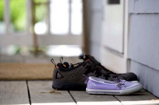 ما صحة إصدار قرار بمنع ترك الأحذية أمام المنازل في تركيا؟