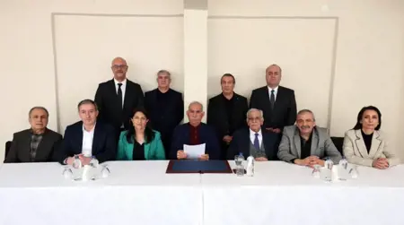 رئيس حزب العمال الكردستاني يدعو إلى حل الحزب وإنهاء العمل المسلح رئيس حزب العمال الكردستاني يدعو إلى حل الحزب وإنهاء العمل المسلح