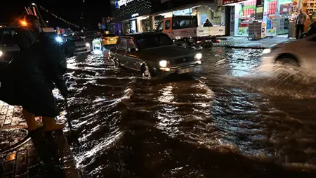 أمطار غزيرة تغمر أحياء قاديرلي في عثمانية وتحدث إغلاق طرق أمطار غزيرة تغمر أحياء قاديرلي في عثمانية وتحدث إغلاق طرق