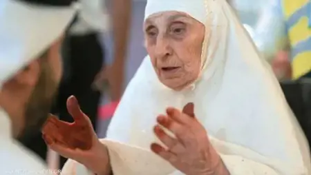 وصول أكبر حاجة إلى السعودية لآداء فريضة الحج.. كم عمرها وما هي جنسيتها؟ وصول أكبر حاجة إلى السعودية لآداء فريضة الحج.. كم عمرها وما هي جنسيتها؟