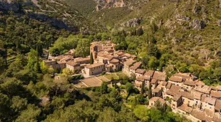 قرية صغيرة تواجه طوفانًا من الزوار