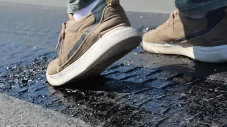 الحرارة المرتفعة تذيب الأسفلت في مدينة دنيزلي التركية  الحرارة المرتفعة تذيب الأسفلت في مدينة دنيزلي التركية