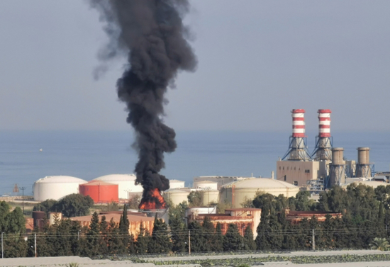 اندلاع حريق في منشآت نفطية في الزهراني في لبنان