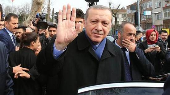 مواطنون أتراك يفاجئون أردوغان باحتفالهم بعيد ميلاده السبعين أمام منزله مواطنون أتراك يفاجئون أردوغان باحتفالهم بعيد ميلاده السبعين أمام منزله
