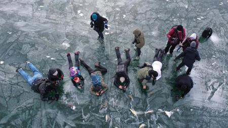 تركيا .."بحيرة السمك" المغطاة بالجليد ترحب بهواة التصوير