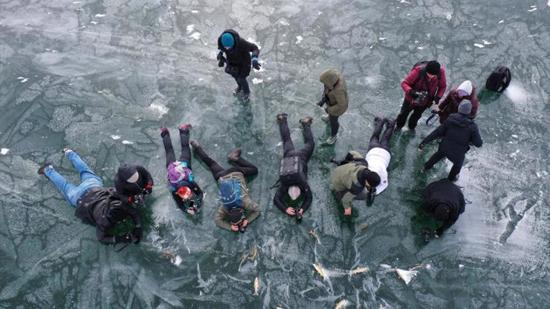 تركيا .."بحيرة السمك" المغطاة بالجليد ترحب بهواة التصوير