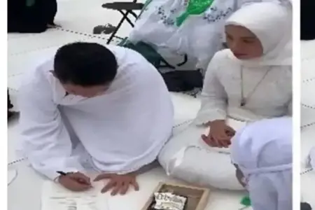 في مشهد يخطف القلب..شاب إندونيسي "معتمر" يعقد قرانه على فتاة أمام الكعبة في مشهد يخطف القلب..شاب إندونيسي "معتمر" يعقد قرانه على فتاة أمام الكعبة