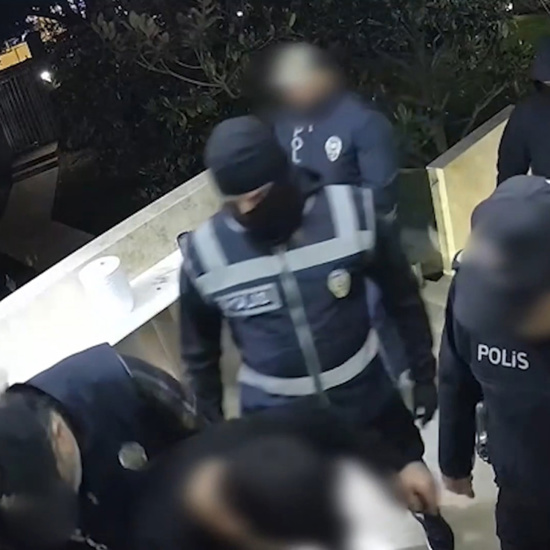 أنطاليا: عصابة تنتحل صفة الشرطة وتسرق 4 ملايين دولار من عملات رقمية بتهديد الموت والتعذيب