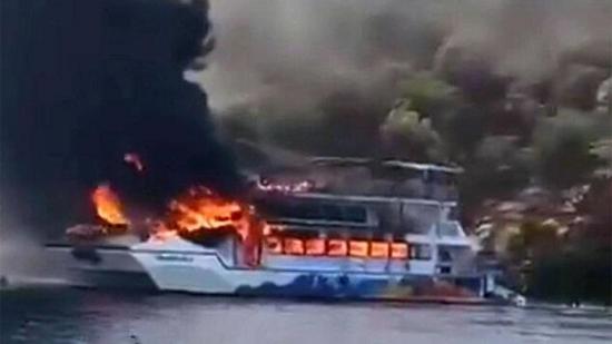 حريق قارب سياحيّ في فتحية التركية.. 115 راكباً يقفزون إلى البحر دون خسائر بشرية